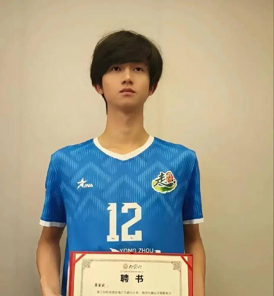 麻将胡了模拟器|18岁！何家豪用足球改写命运捐23万器材政府